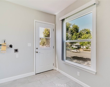 3002 W Victory Boulevard - Photo Thumbnail 8