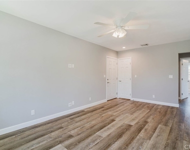 3002 W Victory Boulevard - Photo Thumbnail 7