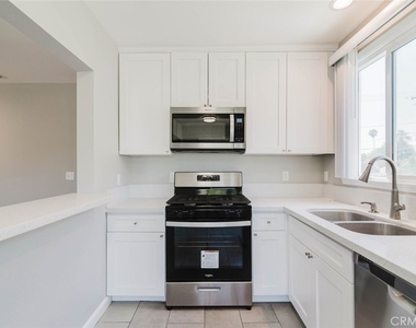 3002 W Victory Boulevard - Photo Thumbnail 10
