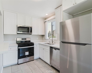 3002 W Victory Boulevard - Photo Thumbnail 11