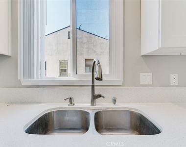 3002 W Victory Boulevard - Photo Thumbnail 12