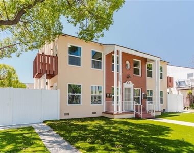 3002 W Victory Boulevard - Photo Thumbnail 3