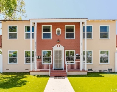 3002 W Victory Boulevard - Photo Thumbnail 1