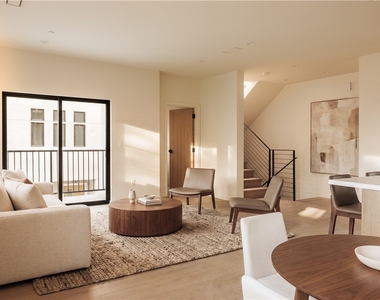 1249 1/2 Seward Street - Photo Thumbnail 8