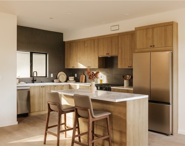 1249 1/2 Seward Street - Photo Thumbnail 11