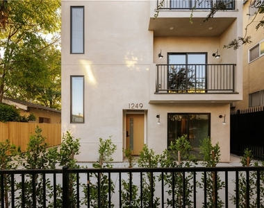 1249 1/2 Seward Street - Photo Thumbnail 1