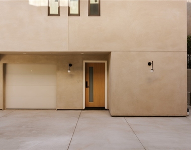 1247 Seward Street - Photo Thumbnail 2