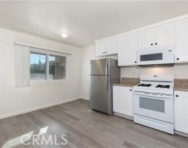 912 S Ash Avenue - Photo Thumbnail 3