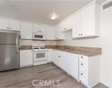 912 S Ash Avenue - Photo Thumbnail 2