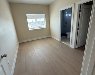11844 Hollyview Drive - Photo Thumbnail 17