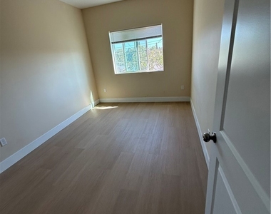 11844 Hollyview Drive - Photo Thumbnail 13
