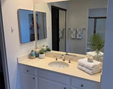 4791 Lago Drive - Photo Thumbnail 10