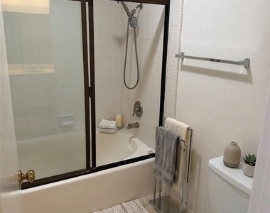 4791 Lago Drive - Photo Thumbnail 12