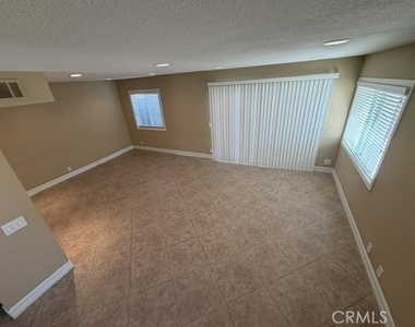6 Willow Tree Lane - Photo Thumbnail 2