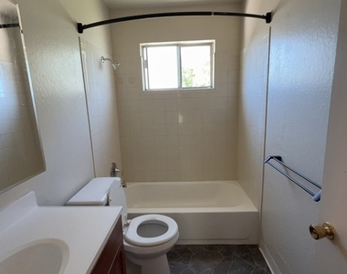 3001 Lakeshore Boulevard - Photo Thumbnail 9