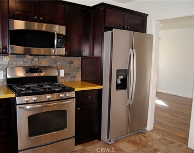 3121 Honolulu Avenue - Photo Thumbnail 10