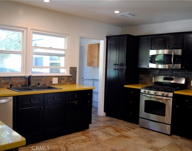 3121 Honolulu Avenue - Photo Thumbnail 8