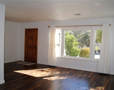 3121 Honolulu Avenue - Photo Thumbnail 4