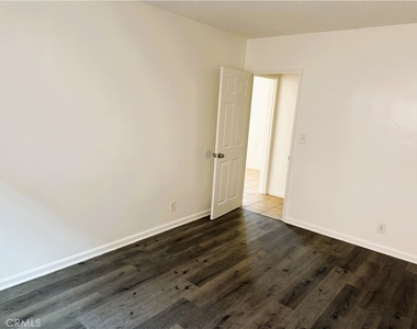 2672 S Redondo Boulevard - Photo Thumbnail 7