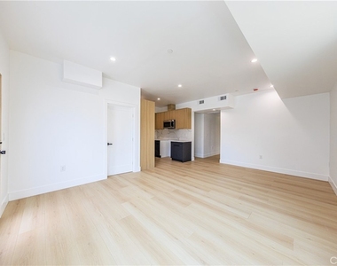 1015 S. Citrus Avenue - Photo Thumbnail 9