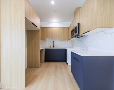 1015 S. Citrus Avenue - Photo Thumbnail 11