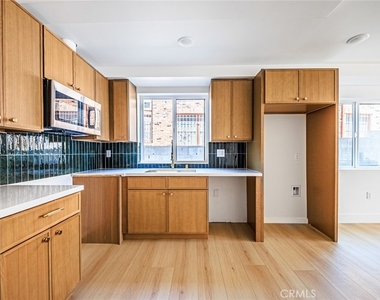 1261 S Longwood Avenue - Photo Thumbnail 10
