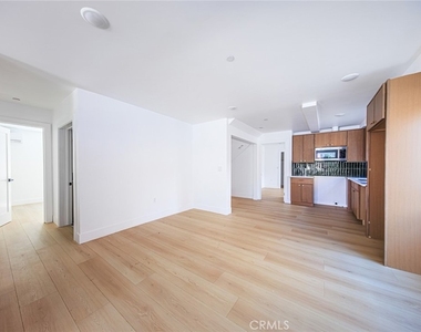 1261 S Longwood Avenue - Photo Thumbnail 8