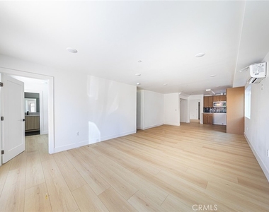 1261 S Longwood Avenue - Photo Thumbnail 7