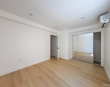 1261 S Longwood Avenue - Photo Thumbnail 17