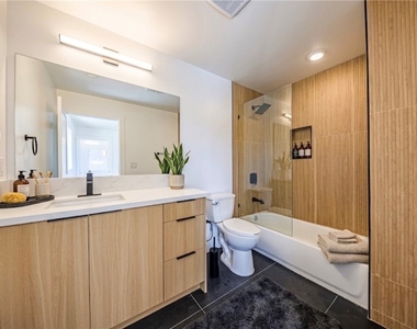 1261 S Longwood Avenue - Photo Thumbnail 4