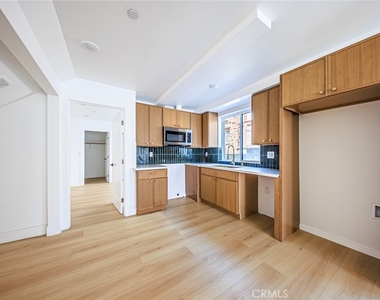 1261 S Longwood Avenue - Photo Thumbnail 9
