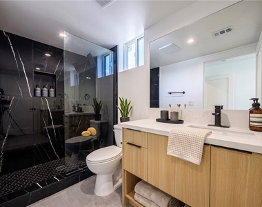 1261 S Longwood Avenue - Photo Thumbnail 4