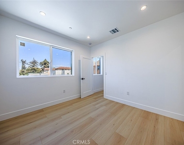 1261 S Longwood Avenue - Photo Thumbnail 28