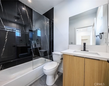 1261 S Longwood Avenue - Photo Thumbnail 14