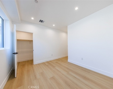 1261 S Longwood Avenue - Photo Thumbnail 13