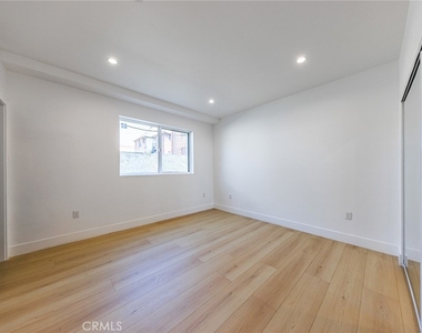 1261 S Longwood Avenue - Photo Thumbnail 8