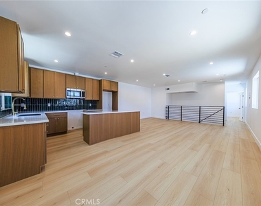 1261 S Longwood Avenue - Photo Thumbnail 19