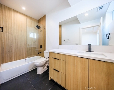 1261 S Longwood Avenue - Photo Thumbnail 10