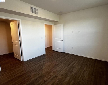 218 Church St - Photo Thumbnail 16