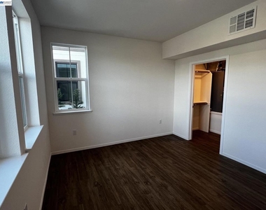 218 Church St - Photo Thumbnail 13