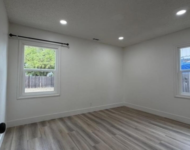 230 Cleaveland Rd - Photo Thumbnail 12