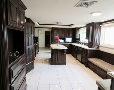 13716 Penn Street - Photo Thumbnail 5