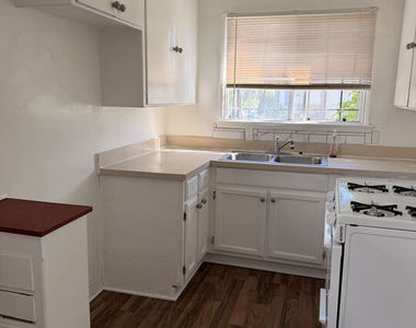 5951 Carlton Way - Photo Thumbnail 7