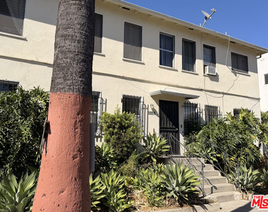 5951 Carlton Way - Photo Thumbnail 15