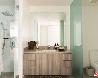 724 N Croft Avenue - Photo Thumbnail 17
