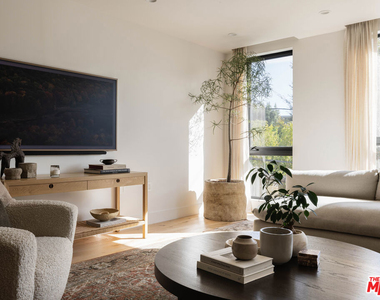 724 N Croft Avenue - Photo Thumbnail 2