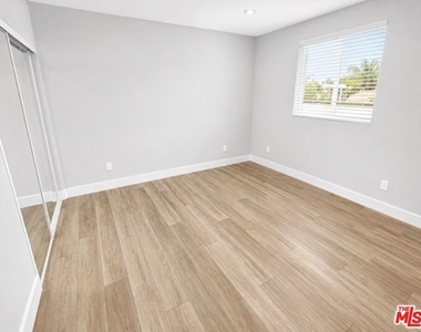 14833 Erwin Street - Photo Thumbnail 5