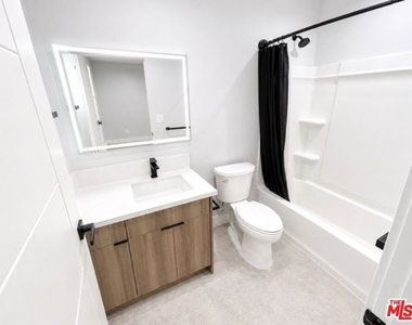 14833 Erwin Street - Photo Thumbnail 7