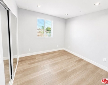 14833 Erwin Street - Photo Thumbnail 9