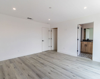 4293 Tujunga Avenue - Photo Thumbnail 6